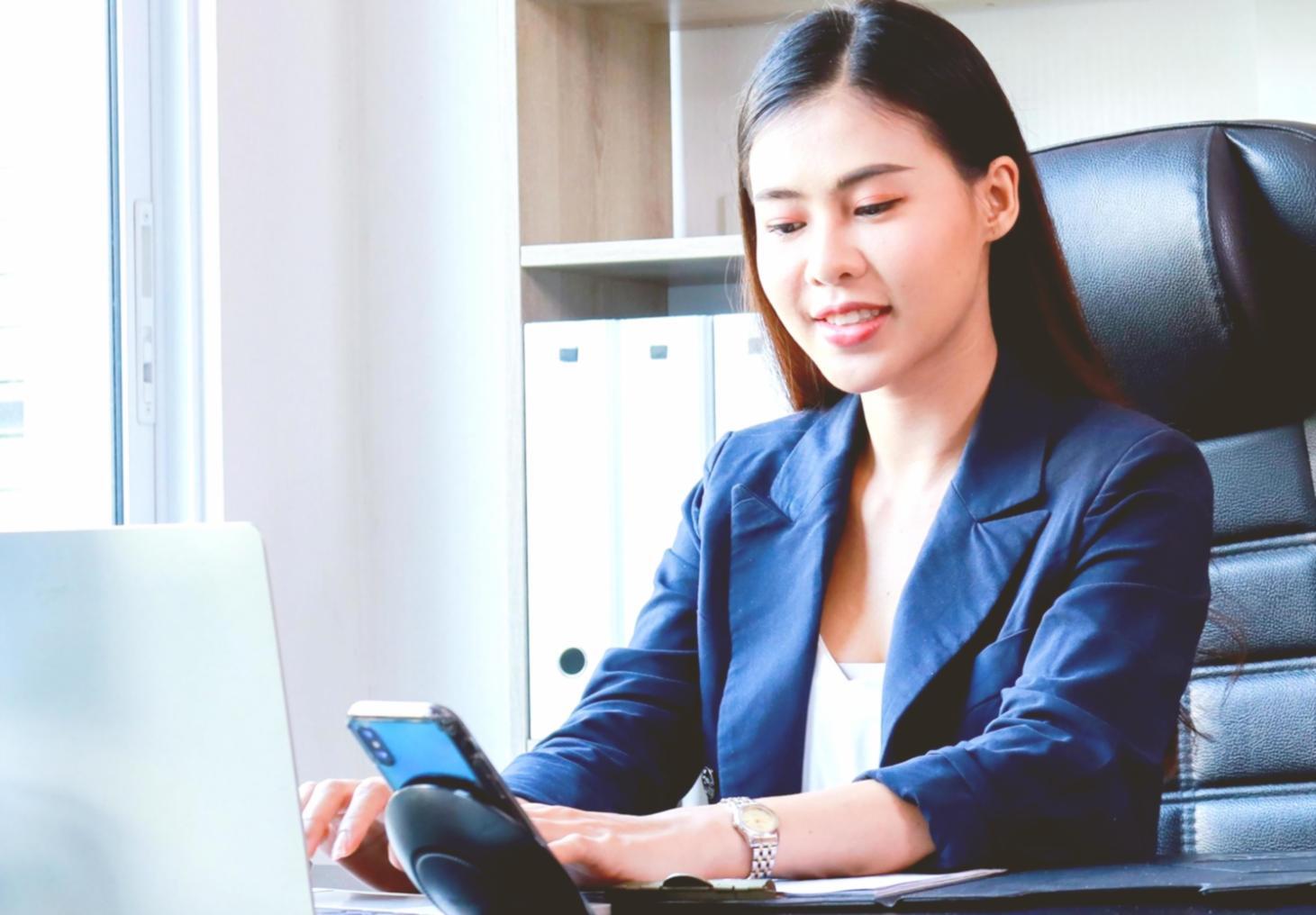 Teilnehmer bei der praktischen Anwendung von Finanzstrategien in entspannter Lernumgebung