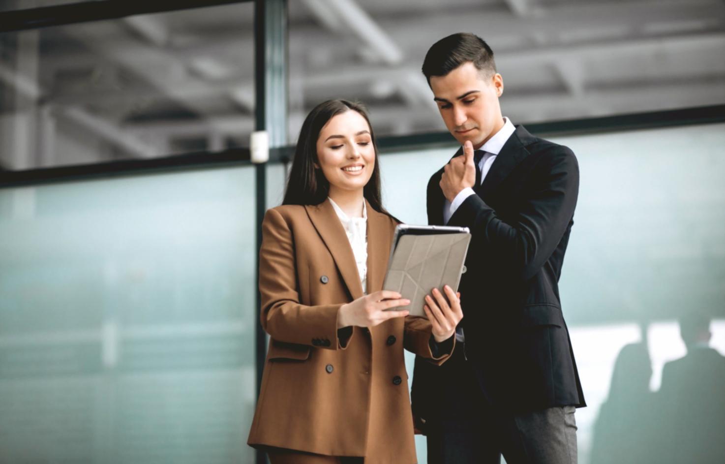Organisierte Finanzplanung mit Dokumenten und Taschenrechner